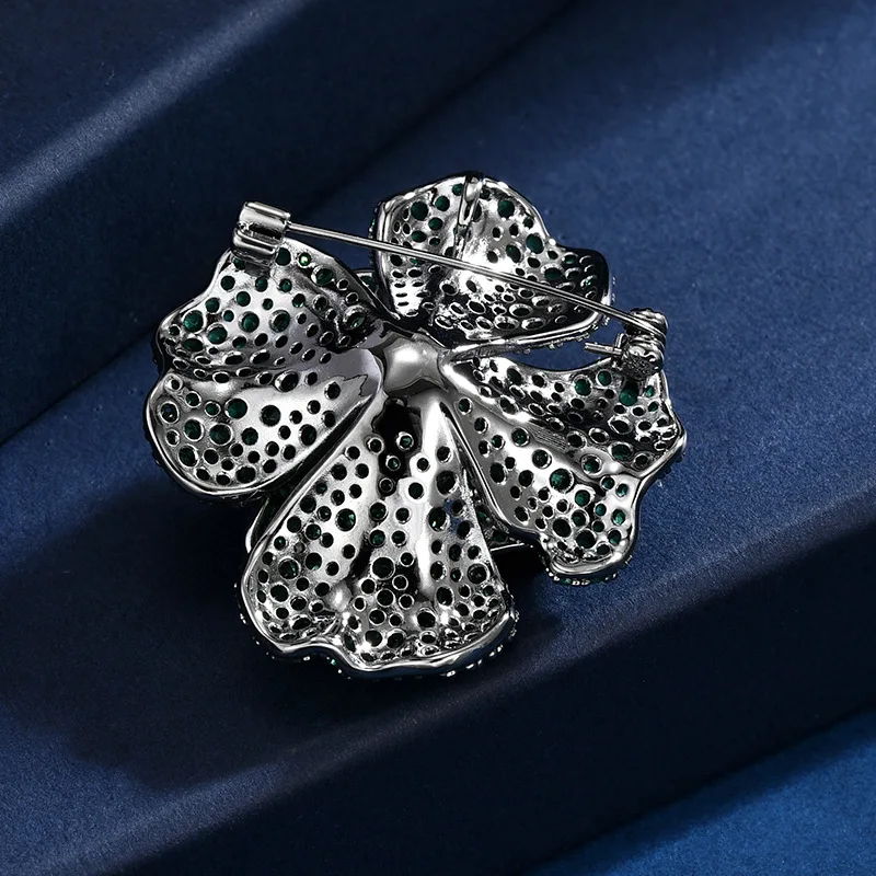 New Luxury Micro-inlaid Zircon  Green Flower Brooches for Woemn High-end Fashion Design Corsage Exquisite Temperament Jewelry