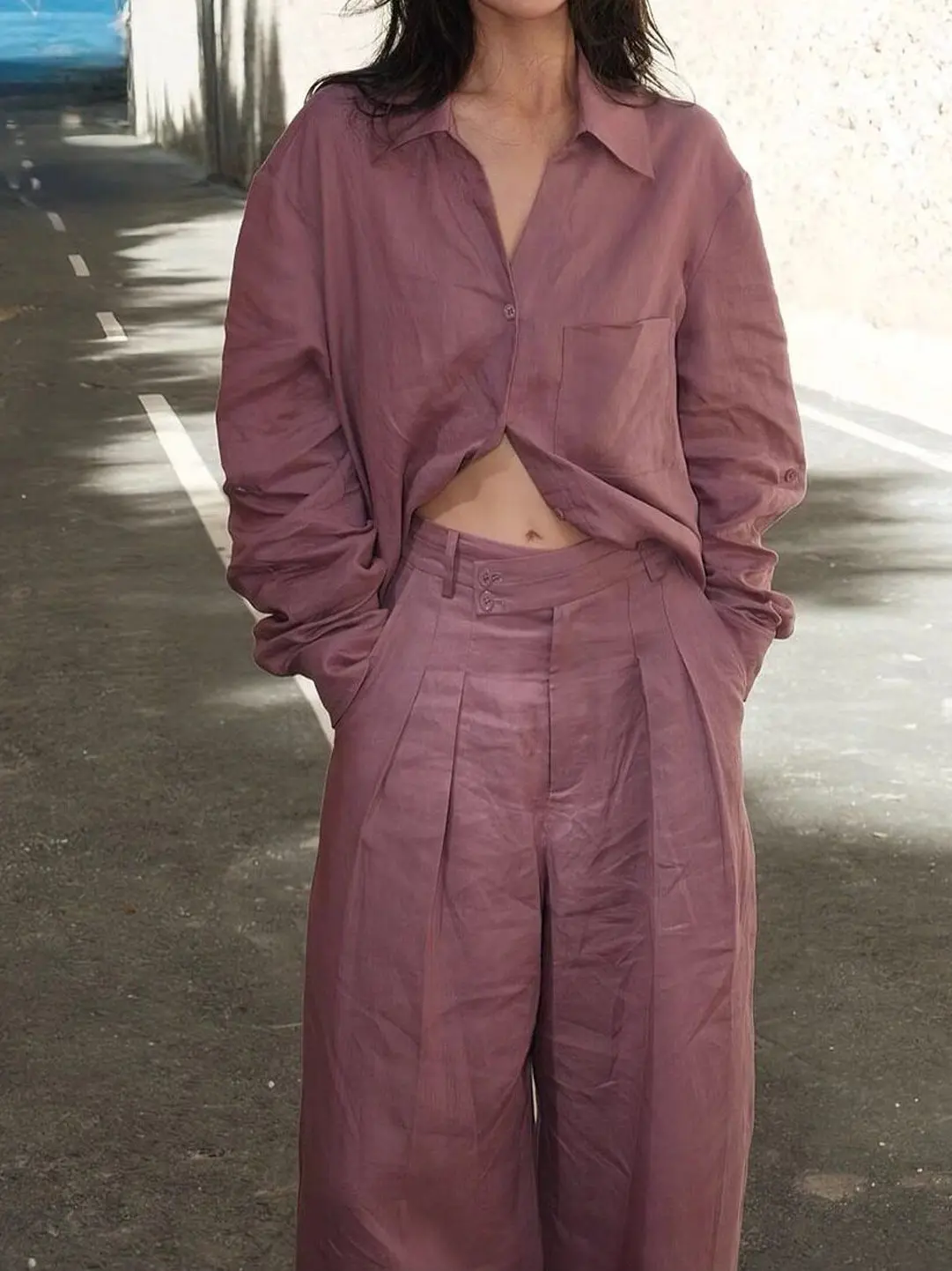 

Модный комплект: женские широкие брюки с высокой талией и рубашка свободного кроя для весеннего повседневного образа