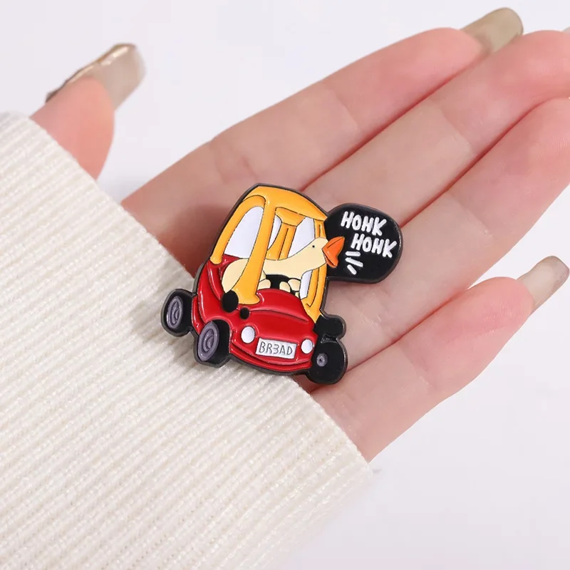 بروش كارتون إبداعي لحقيبة الظهر ، بطة لطيفة تقود سيارة ، أوزة هونك ، دبابيس مينا للحقيبة ، إكسسوارات هدايا