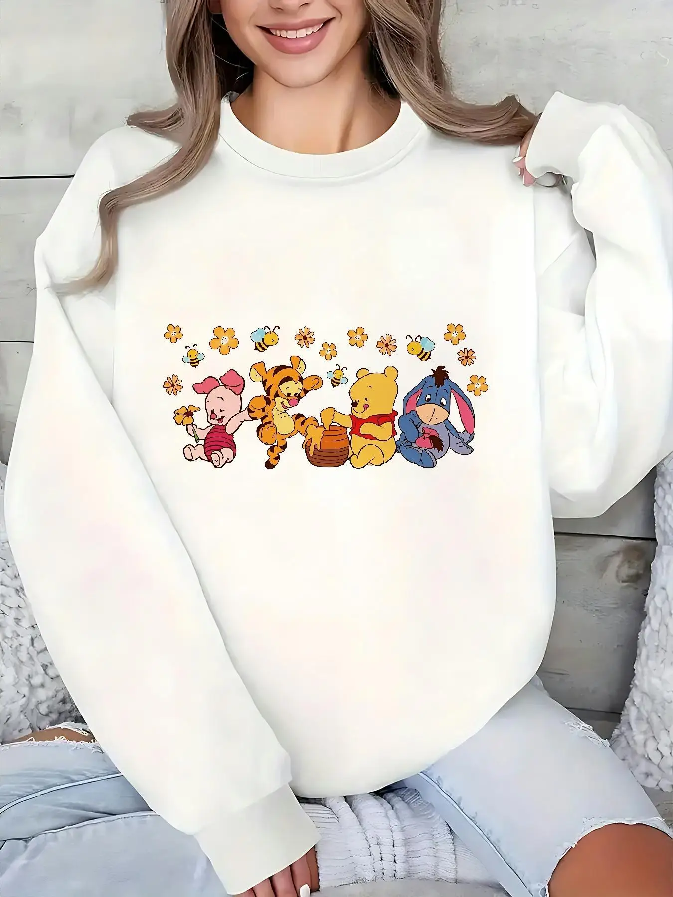 เสื้อสเวตเตอร์ผู้หญิงลายดิสนีย์วินนี่เดอะพูห์สำหรับคริสต์มาส แฟชั่นทรงโอเวอร์ไซส์ คอกลม ใส่ได้ทั้งชายและหญิง เหมาะสำหรับฤดูใบไม้ร่วงและฤดูหนาว ผ้าฟลีซ สวมใส่สบาย