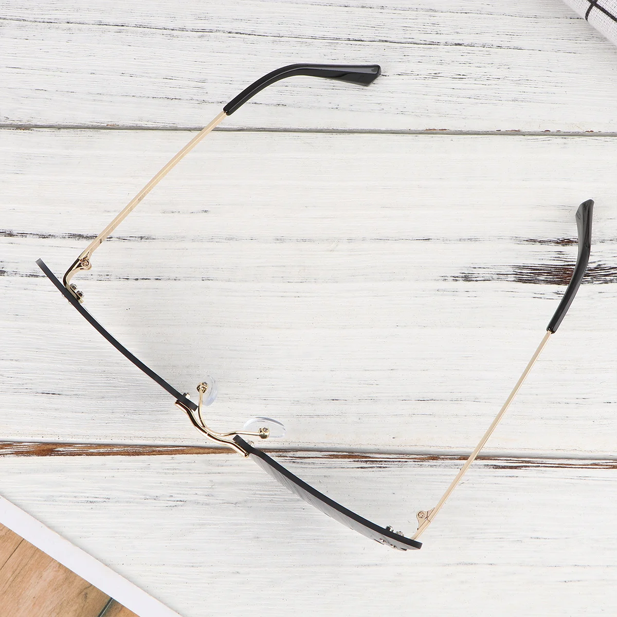 

Wing Sunglasses Black with Gold Frame Lightweight Strong Frame Scratch Resistant Ideal for Outdoor Parties