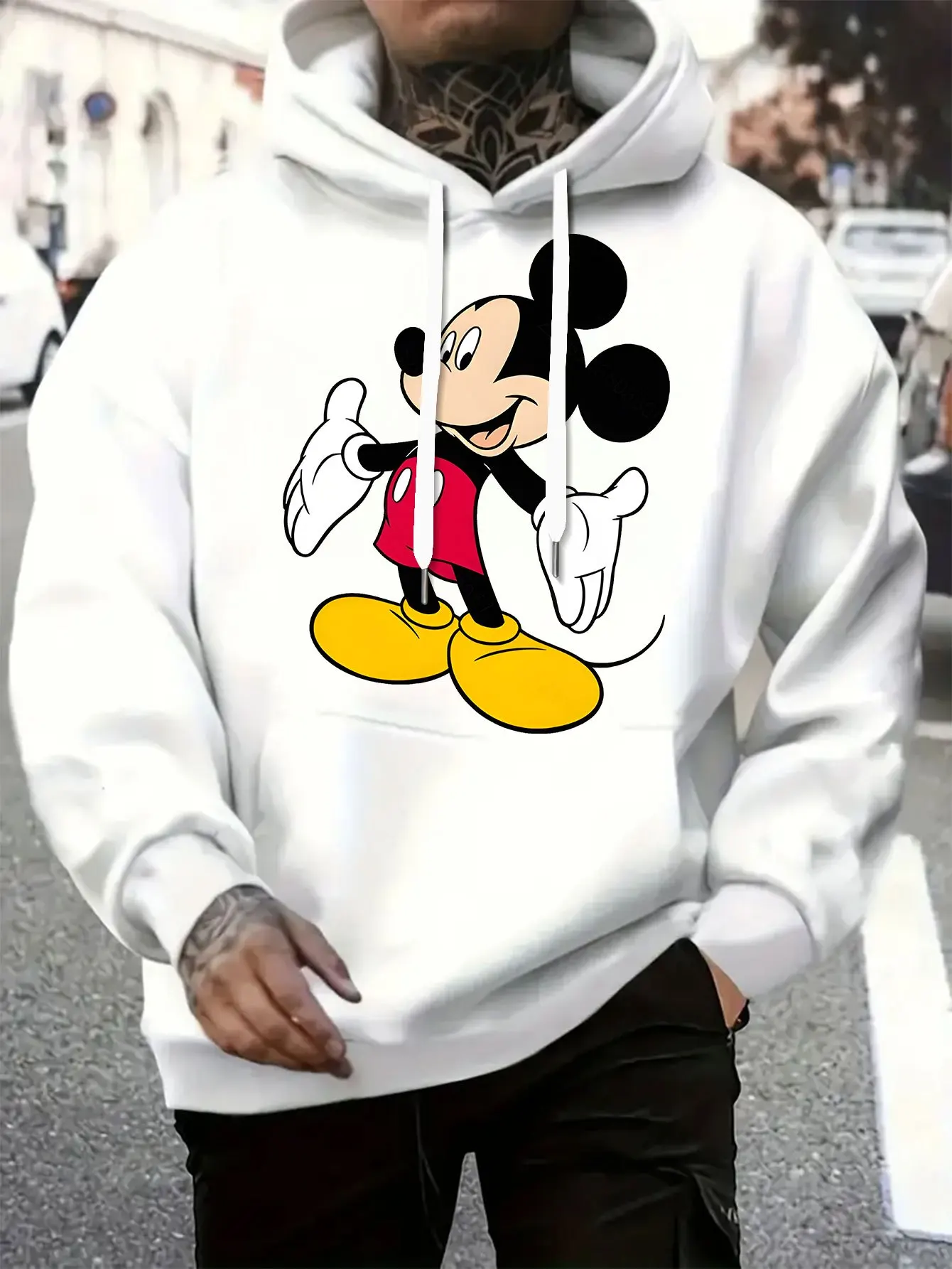 

Хлопковая флисовая толстовка с капюшоном унисекс Disney с Микки Маусом белого цвета, красные шорты Happy Pose, желтые туфли с принтом, свободная посадка