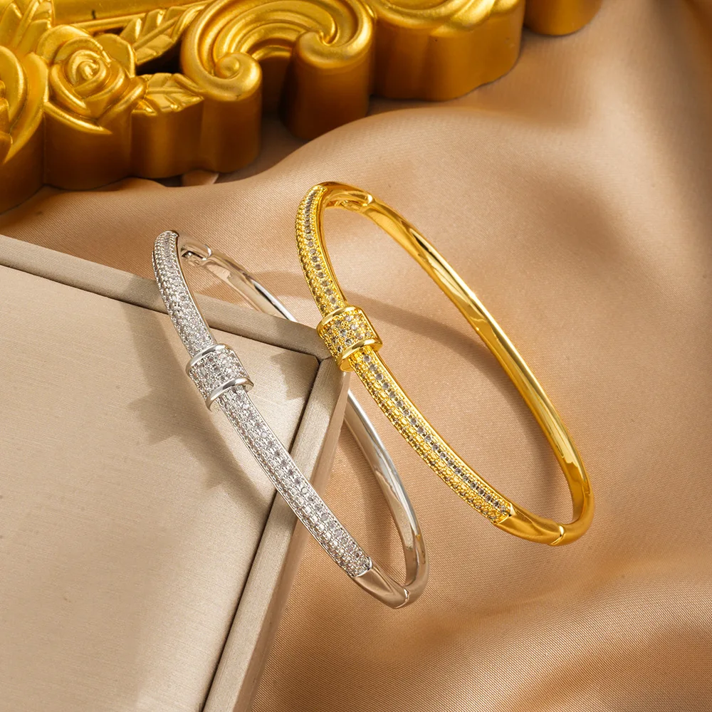 

Женский браслет с небольшим отверстием на талии и ощущением легкой роскоши и элитного класса, а ниши и полной бриллиантов.