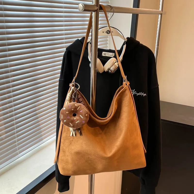 

Vintage Women's Tote Bag Large Capacity Suede Shoulder Bag Solid Color Casual Commuter Bag Retro Handbags With Donut Accessory