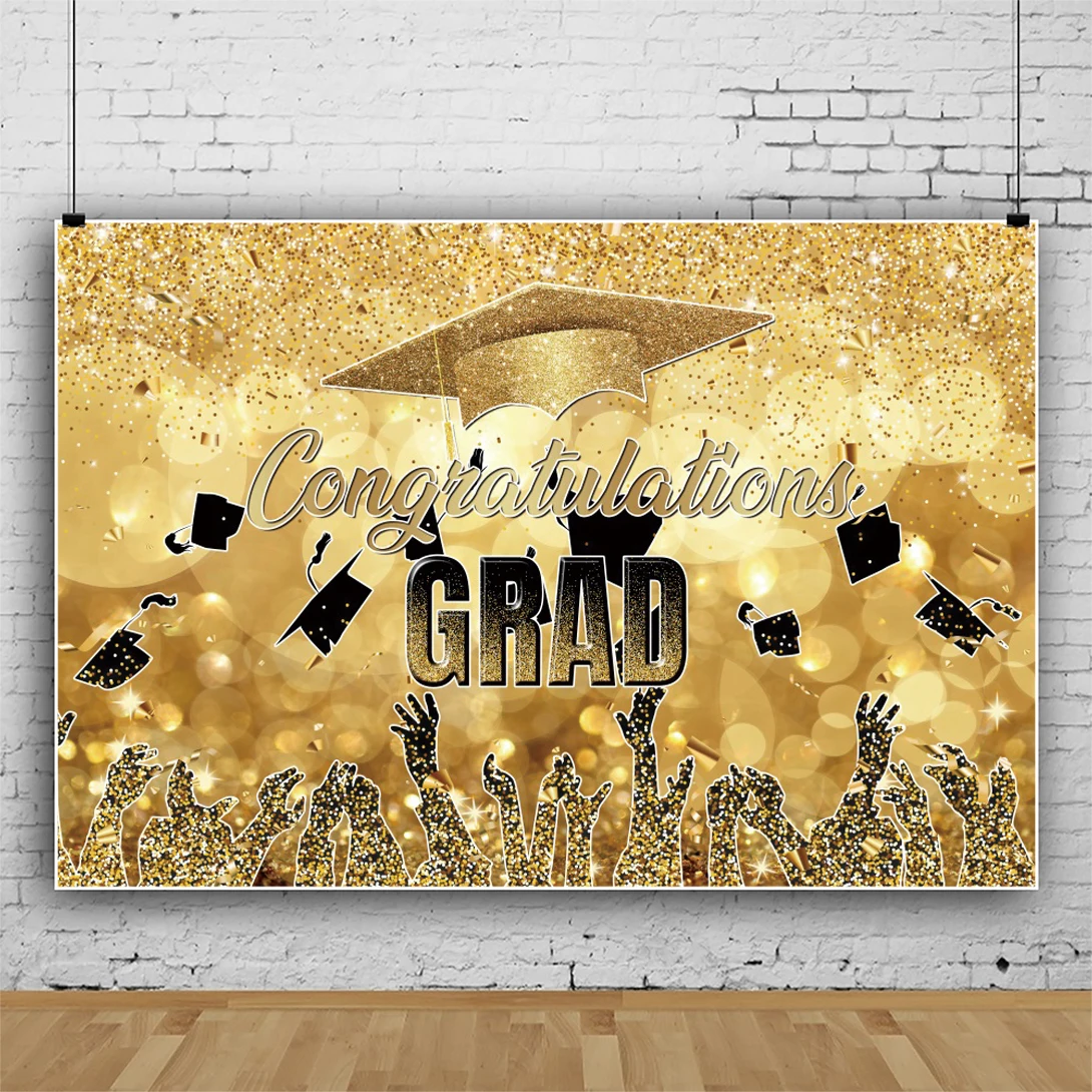 Graduation Season การถ่ายภาพพื้นหลังมีหมวก Golden Glitter 2023 Graduates ฉากหลังรูปภาพ Store Props ตกแต่งแบนเนอร์