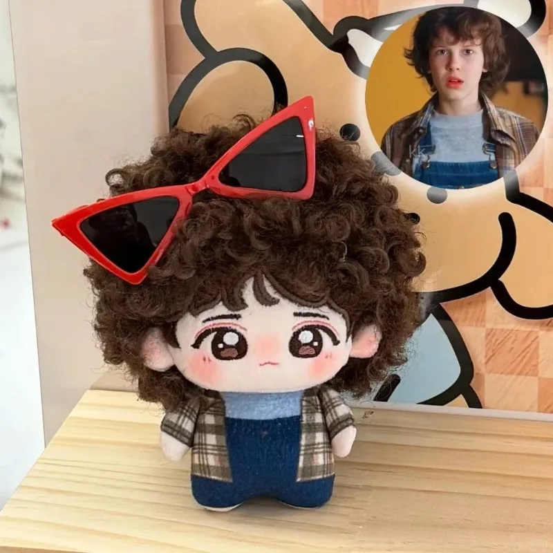 Muñeca de peluche de 10 cm de Stranger Things, con cabello rizado, atributos de Eleven, drama americano, cuerpo de algodón estampado