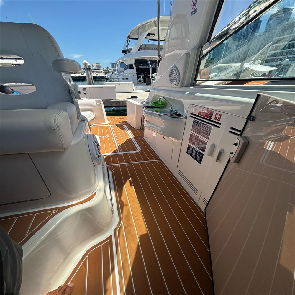 แผ่นรองพื้นเรือ Sea Ray Sundancer 400 ปี 1998-1999 สำหรับพื้นที่อาบน้ำและห้องนักบิน ทำจากวัสดุ EVA ลายไม้สัก แบบ SeaDek Gatorstep ติดตั้งง่ายด้วยกาวในตัว d8m5dg4