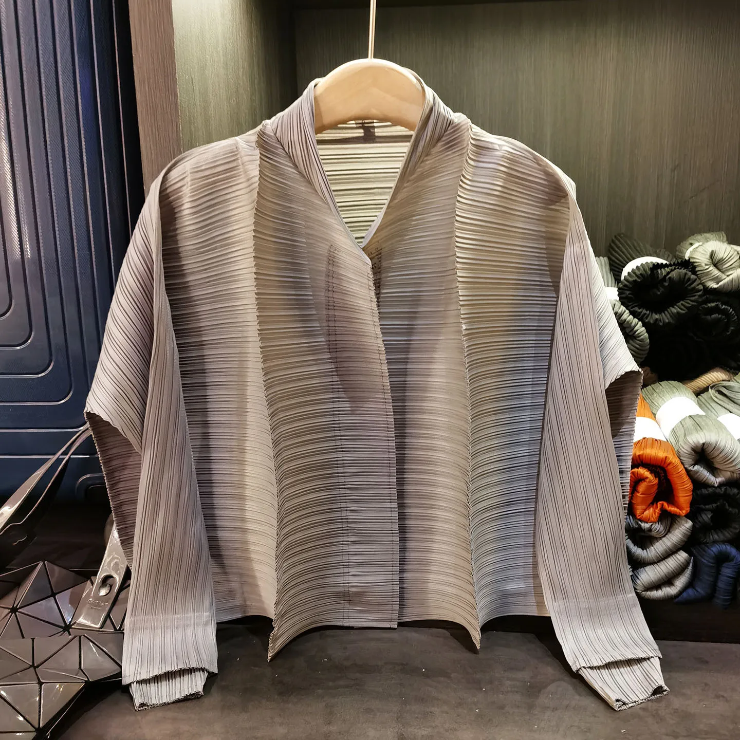 Miyake جديد الوقوف طوق أفقي مطوي الملمس طويلة الأكمام مطوي بلون مطوي تنوعا سترة سترة المرأة