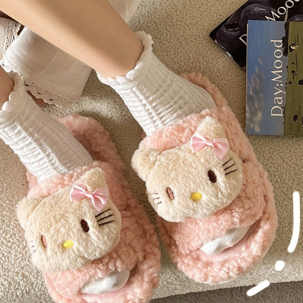

Kawaii милые зимние теплые плюшевые тапочки в стиле аниме «Hello Kitty», теплые хлопковые домашние тапочки Sanrios с героями мультфильмов, нескользящие хлопковые тапочки