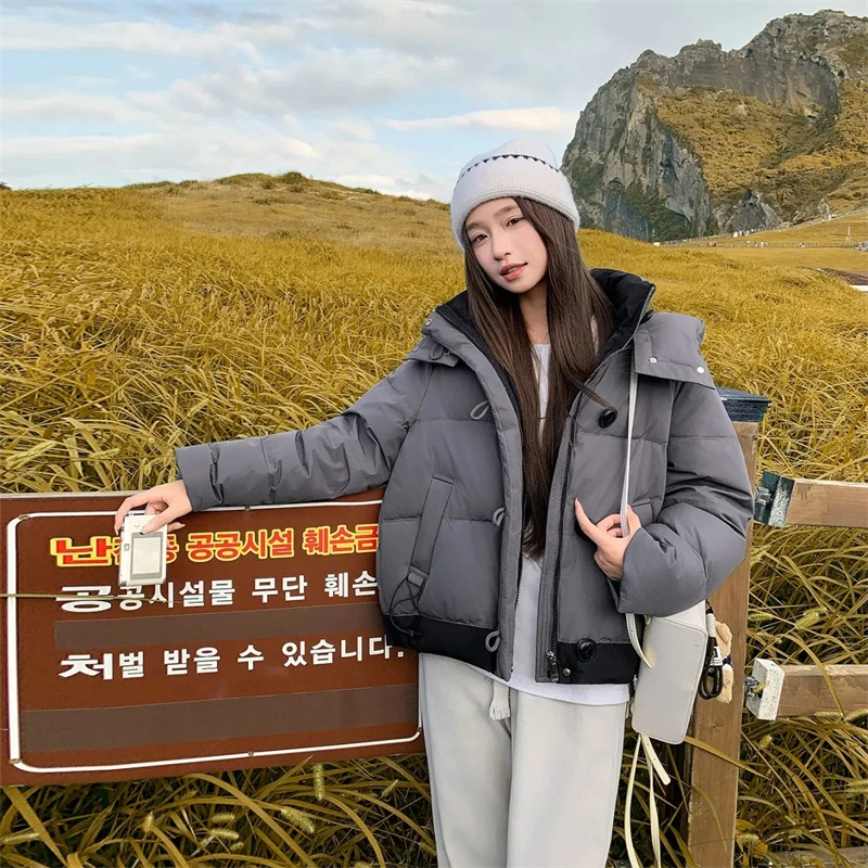 

Воротник-стойка с капюшоном и двойной планкой, модная верхняя одежда «Джокер», осенне-зимние короткие пальто, женская хлопковая стеганая куртка контрастного цвета