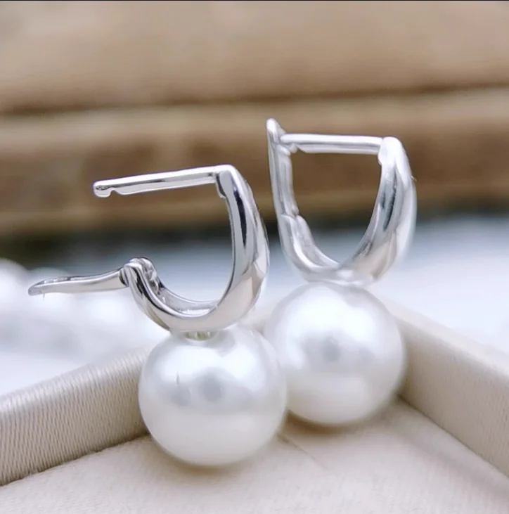 

PAIR OF SOUTH SEA WHITE PEARL EARRING