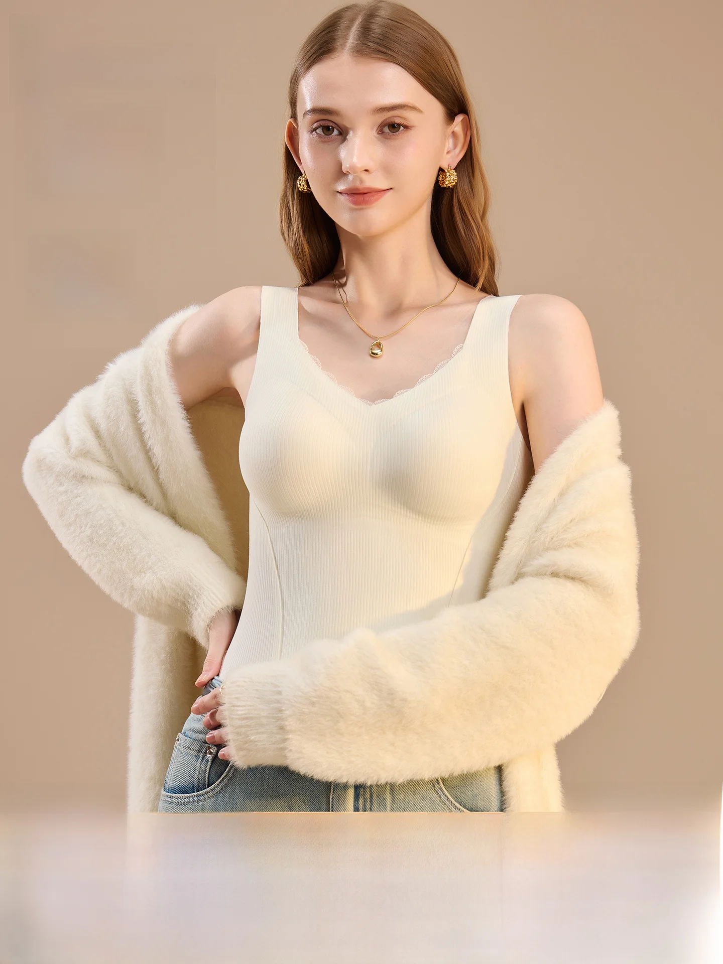 gilet-termico-caldo-con-scollo-a-v-e-imbottitura-sul-petto-maglia-modellante-e-snellente-stile-urbano-femminile-alla-moda-primavera-2026