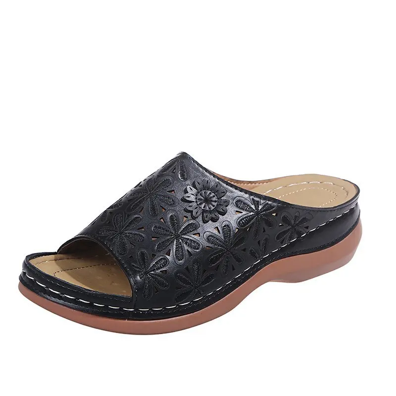 2026 Sommer Neue Modische Römersandalen für Damen mit niedrigem Absatz, ausgehöhltem Blumendesign, bequeme Gummi-Slipper in großen Größen