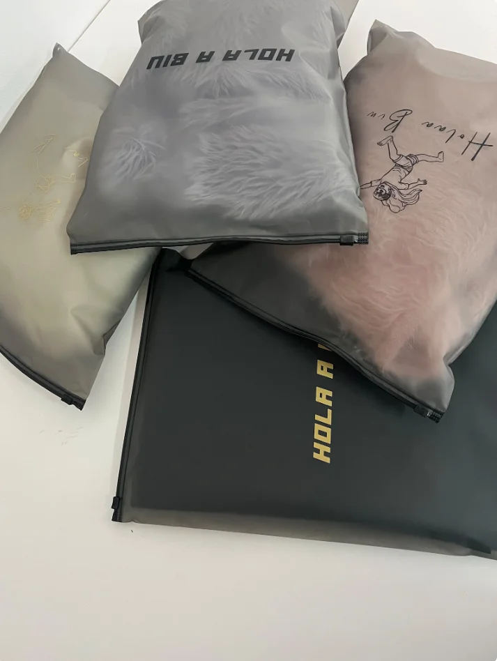 

Custom high quality black matte zipper bag for packing clothes