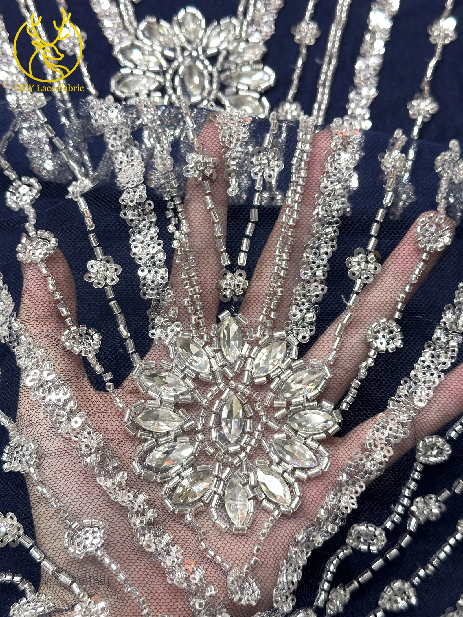 Neuester afrikanischer handgefertigter Perlen-Diamant-Spitzenstoff 2026, luxuriöser nigerianischer Pailletten-dunkelblauer transparenter Spitzenstoff für Hochzeitskleid – Detail 8