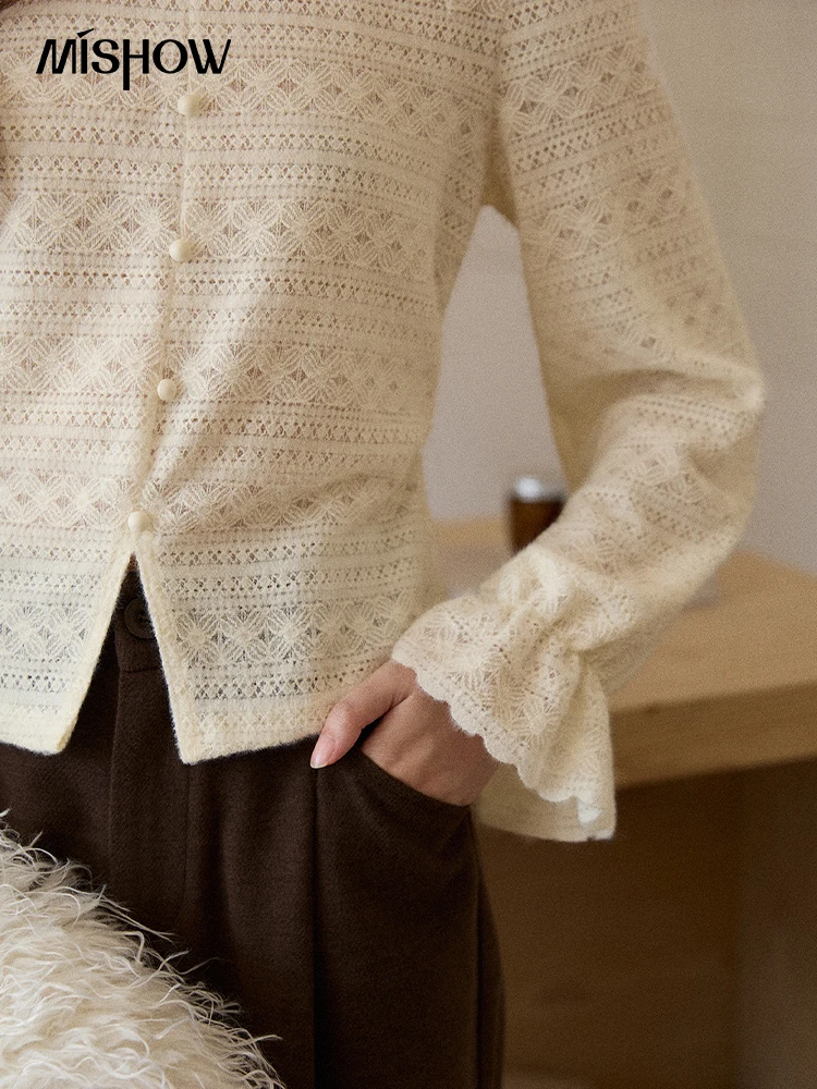 بلوزة نسائية من الدانتيل من MISHOW موضة شتاء 2025 باللون الأصفر برقبة عالية بقصة ضيقة مع شقوق وطبقة أساسية علوية للتنقل MXE48X2501