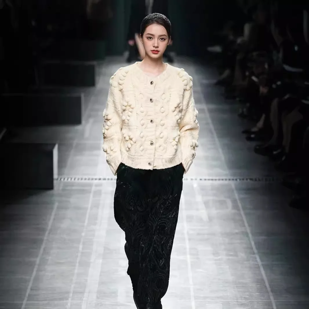 

Вязаный кардиган в форме сердца, плотная вязка, свободный и утолщенный женский свитер-пальто с трехмерным декором