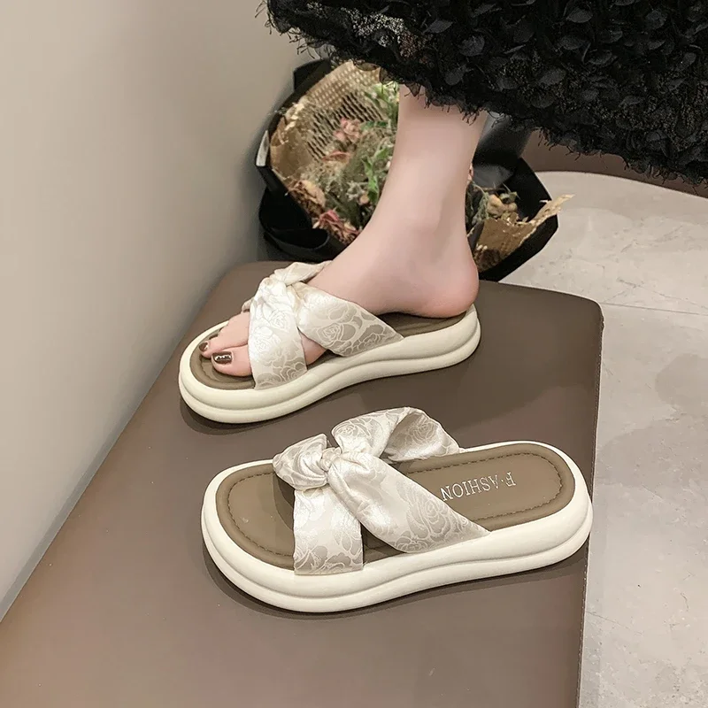 

2024 New Woman Summer Flat Sandals Comfortable Flat Shoes Female Ladies' Slippers Platform Slipers Women Luxury Slides Med