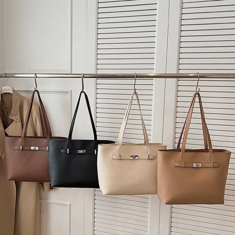 

Stylish Ladies Messenger Bag Made Of Star-Patterned Leather Boasting High-End Paraguay Vintage Spacious Soft Look​