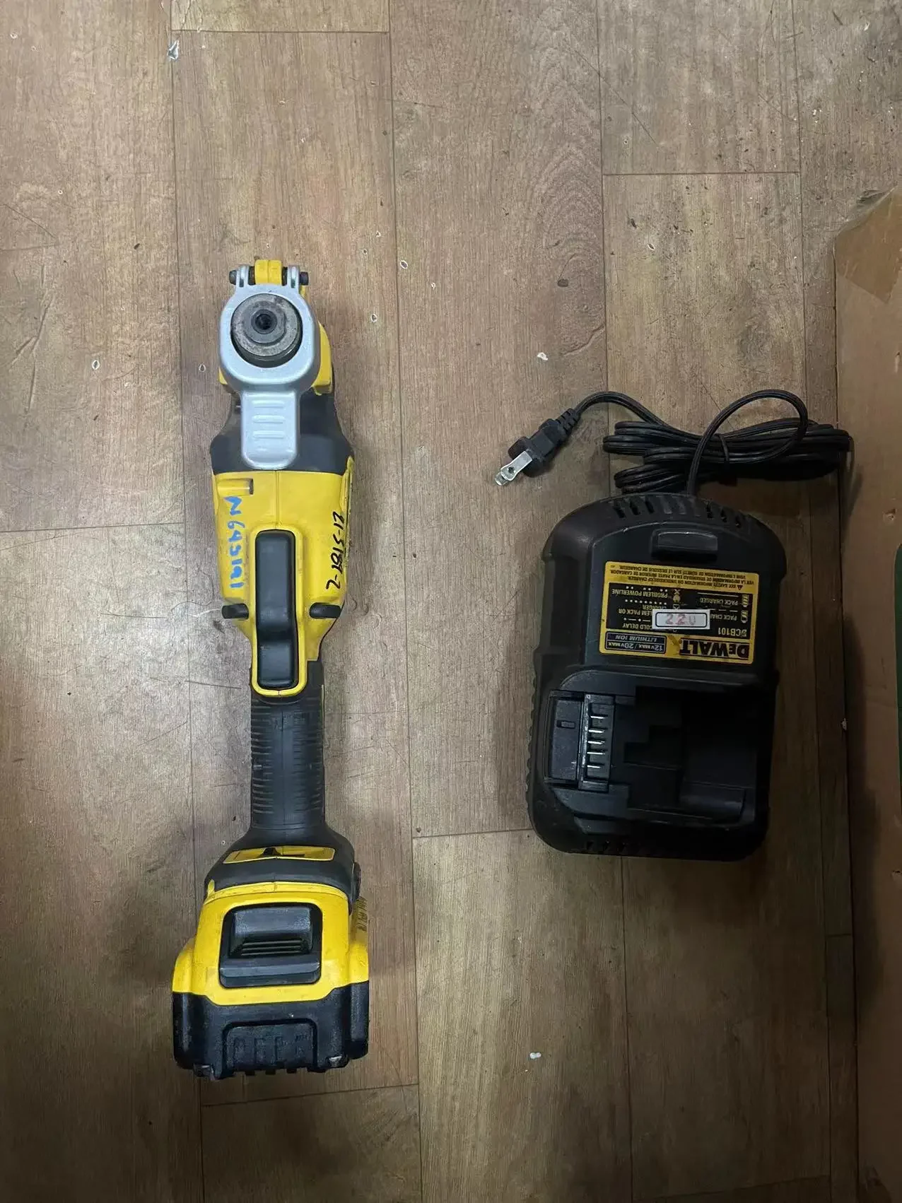 DEWALT 18V DCS356 Brushless Oscillating Multi Tool ,SECOND HAND ,WITH 5AMP BATTERY AND CHARGER