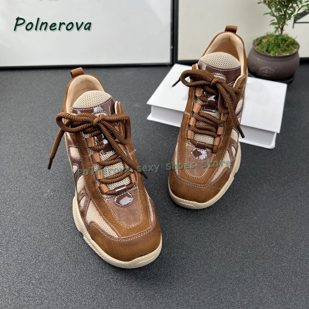 أحذية رياضية متقاطعة بألوان مختلطة ومقدمة مستديرة لزيادة الارتفاع من القماش الشبكي للنساء أحذية منصة كلاسيكية غير رسمية موضة خريف 2025
