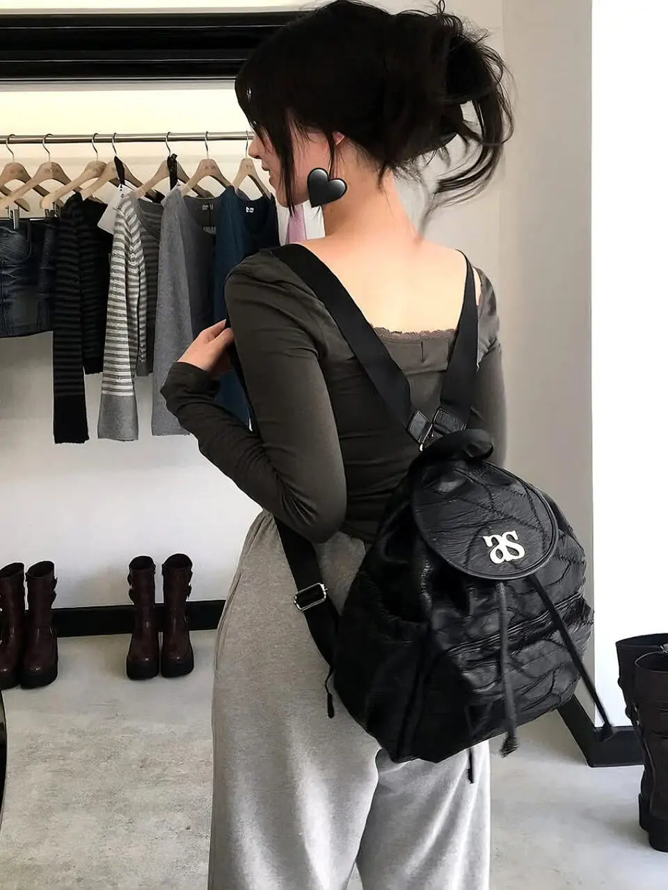 black-grid-pattern-lightweight-commuter-travel-backpack-large-capacity-shoulder-bag-for-daily-use-with-water-bottle-holder