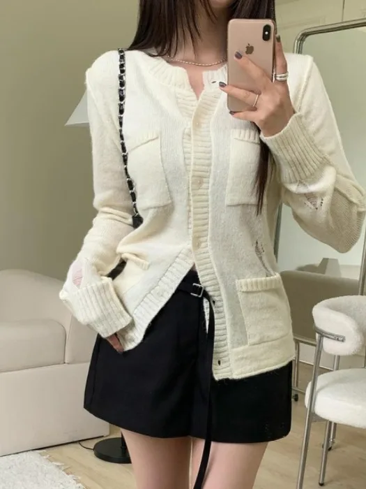 เสื้อสเวตเตอร์ไหมพรมถักทรงยาวสีขาวสำหรับผู้หญิง สไตล์ชิค ฤดูใบไม้ร่วง รุ่นใหม่ ดีไซน์ฝรั่งเศส กระดุมติด ดีไซน์หรูหรา