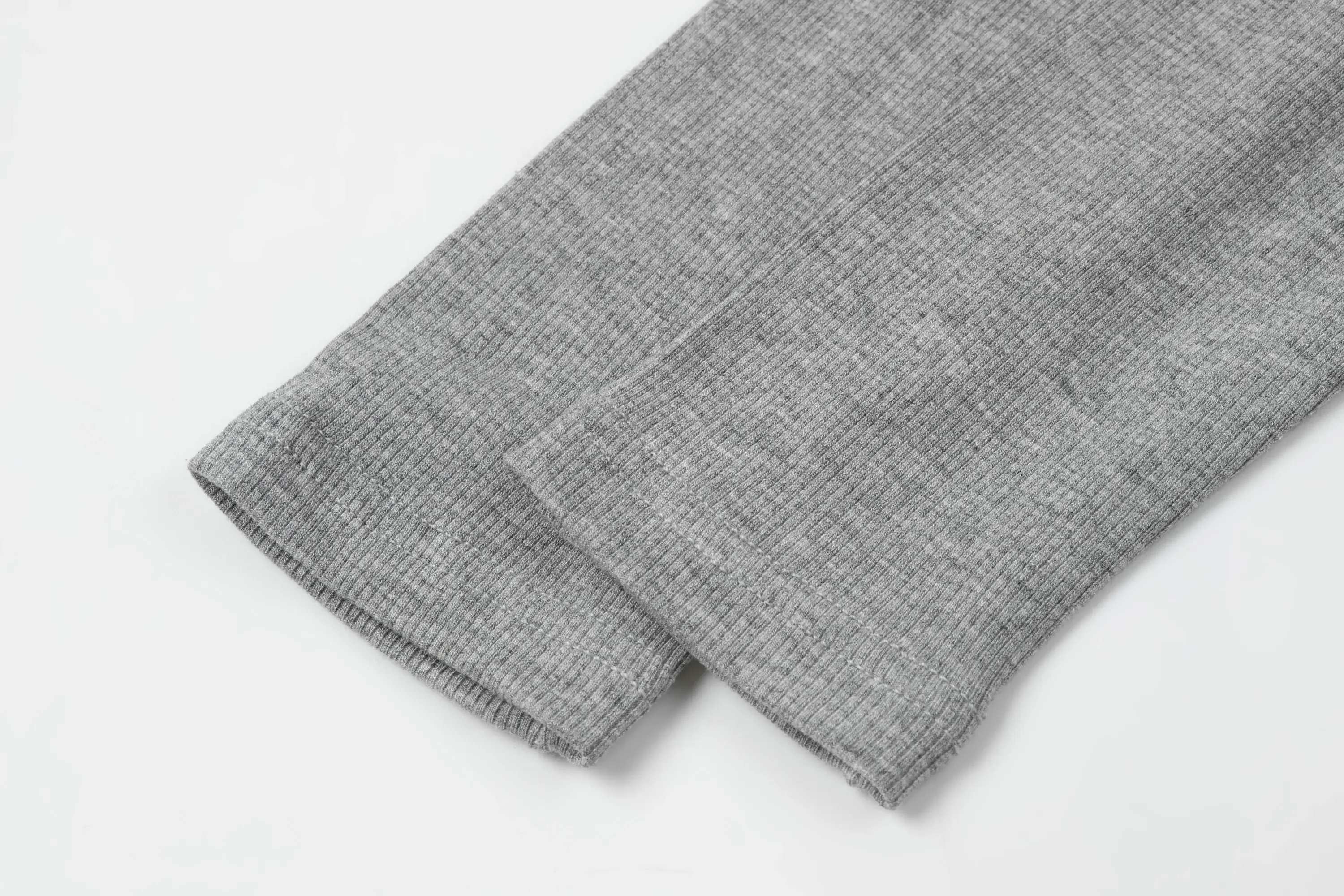 Asymmetrischer, gerippter, schmaler Strickblusen-T-Shirt mit unregelmäßigem Saum, Herbst/Winter 2026, Damen, quadratischer Ausschnitt, langärmlig, sexy Crop-Top – Detail 7