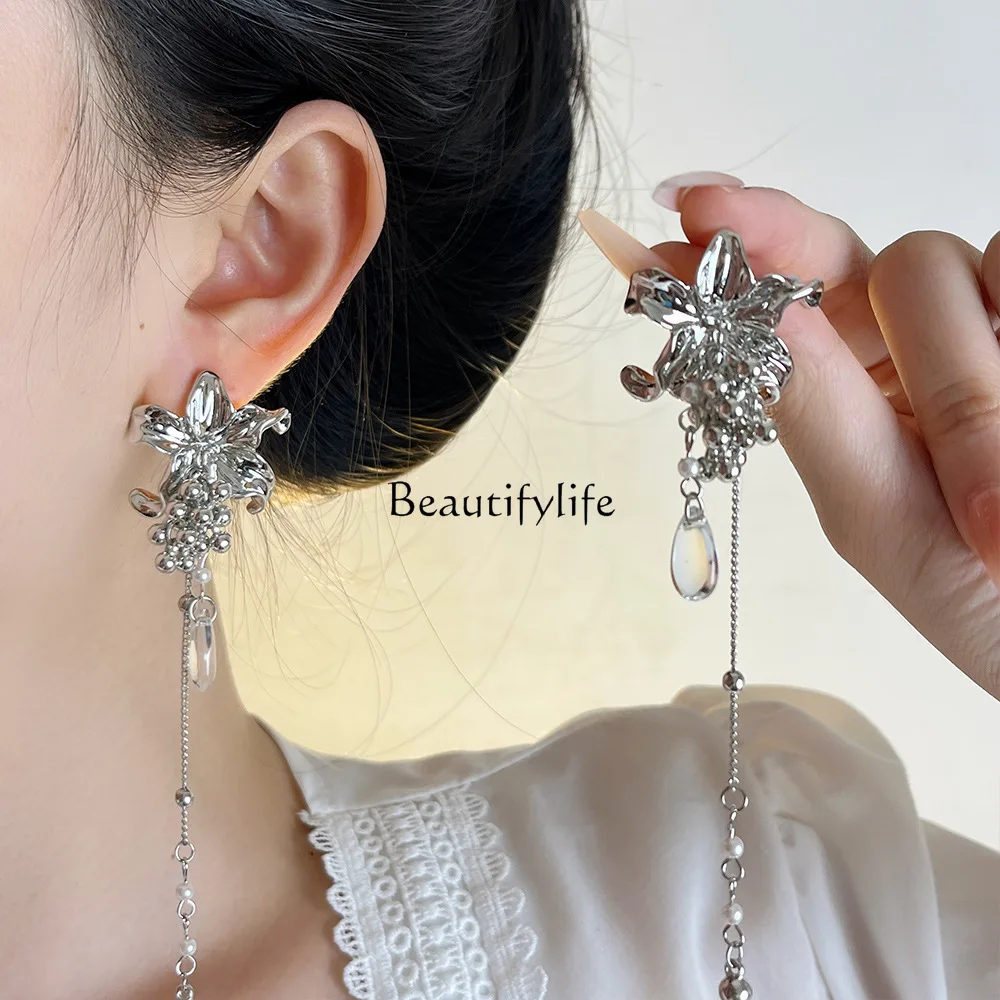 Metal flower beaded earrings niche design water drop fringe light luxury high-end earrings