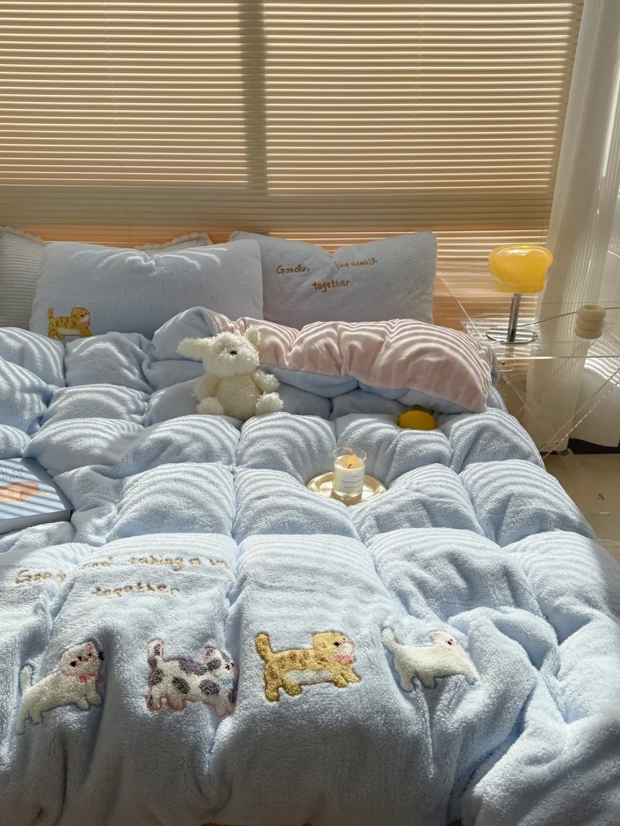 

Терапевтический кремово-синий утолщенный комплект постельного белья из четырех предметов из овечьего вельвета, зимний теплый комплект из молочного вельвета с активным принтом, плюшевый вельвет