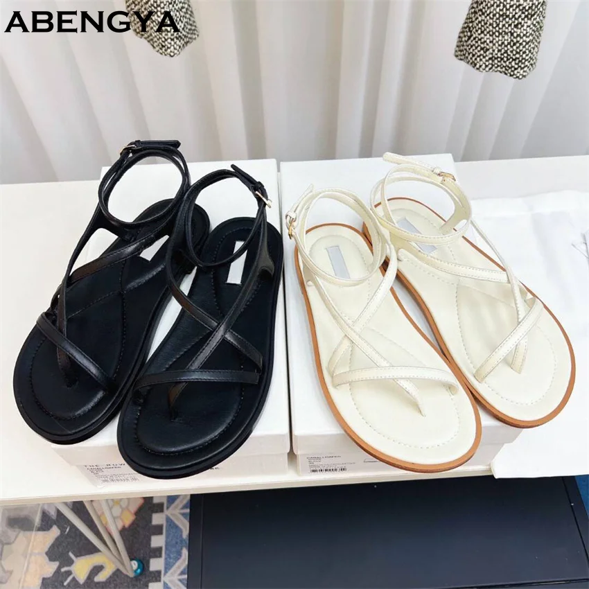 

Новинка 2025 года, шлепанцы, кожаные сандалии на плоской подошве, женские пляжные прогулочные туфли с разделенным носком и ремешком на щиколотке, летние повседневные вечерние модельные туфли, женские туфли