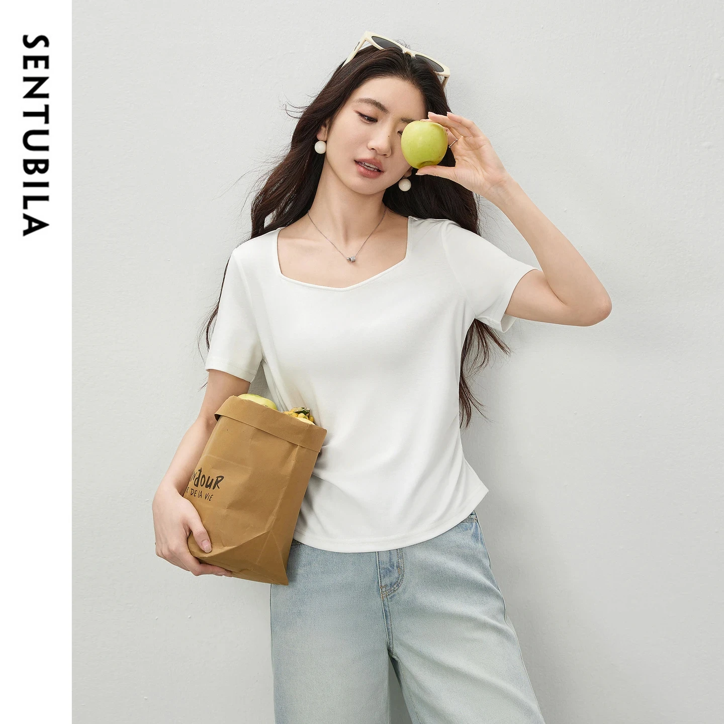 

Женская минималистичная футболка SENTUBILA, новинка лета 2026, белая, с вырезом «бриллиант», приталенная, с боковыми складками, короткий рукав, трикотажный топ 162TA6222