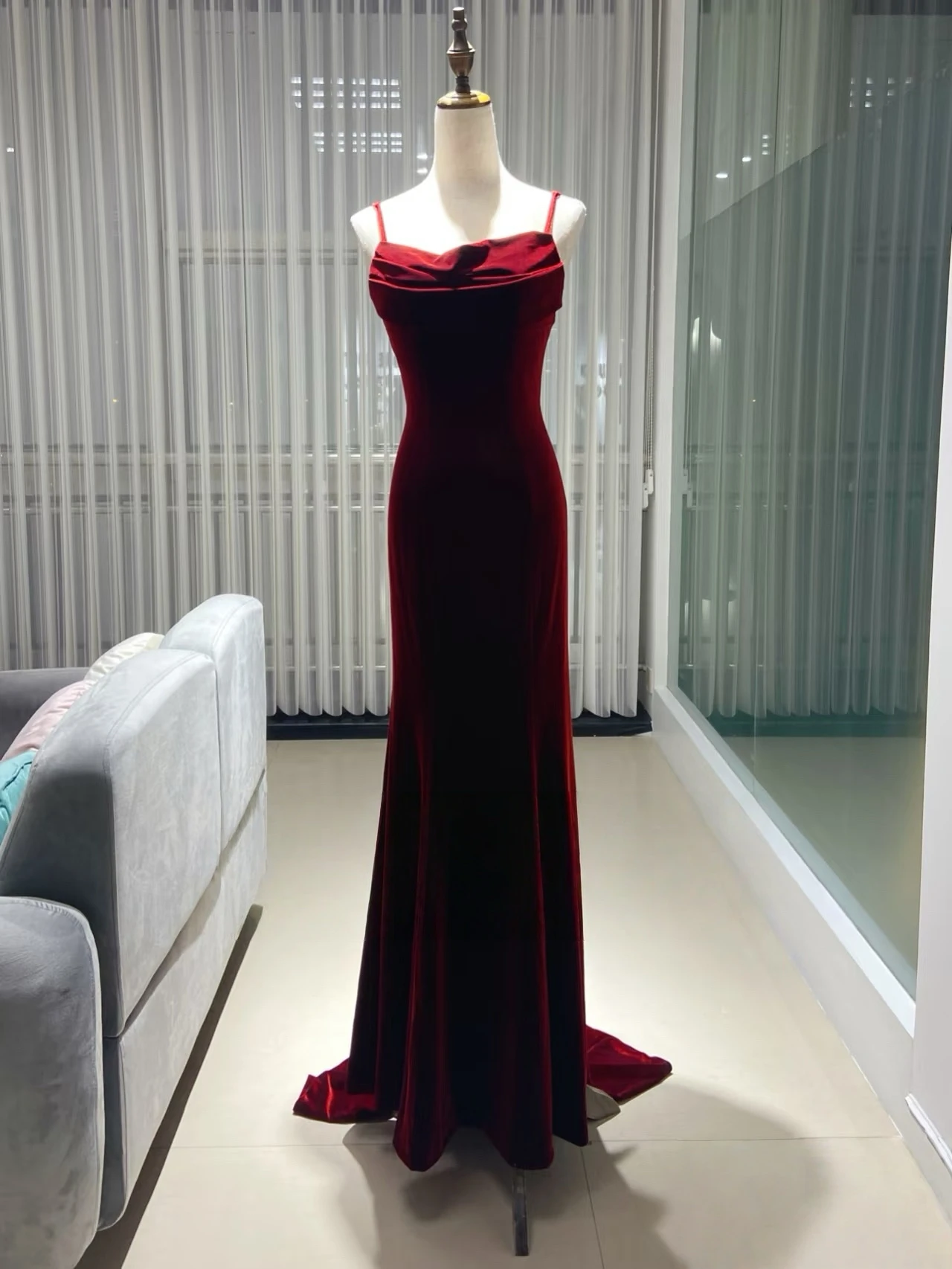 

Sexy Velvet Wine Red Evening Prom Gown Designed Backless Sling Long Trailing Formal Occasions Cocktail Party Evening Gown New