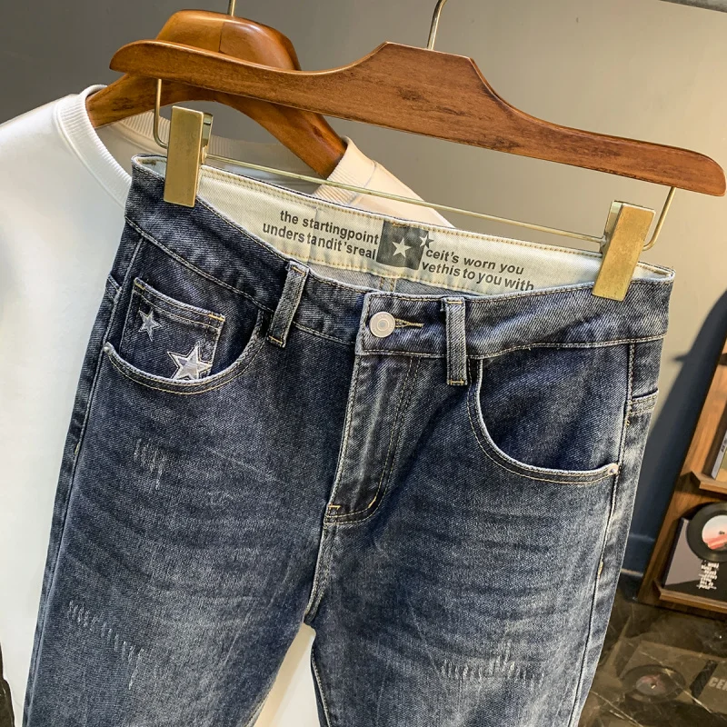 

Модные легкие роскошные джинсы для мужчин, новинка 2025 года, эластичные утягивающие корейские стильные модные осенние повседневные длинные брюки на маленьких ножках