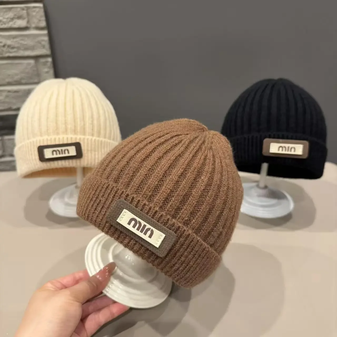 

Зимняя теплая вязаная детская шапка с надписью для маленьких мальчиков и девочек, шапочки, мягкая однотонная шапка для защиты ушей для младенцев