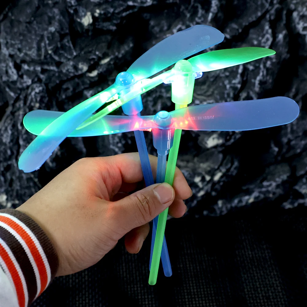 Novidade plástico bambu libélula hélice ao ar livre brinquedo clássico presente do miúdo girando seta voadora multicolorido led luminoso brinquedo de bambu