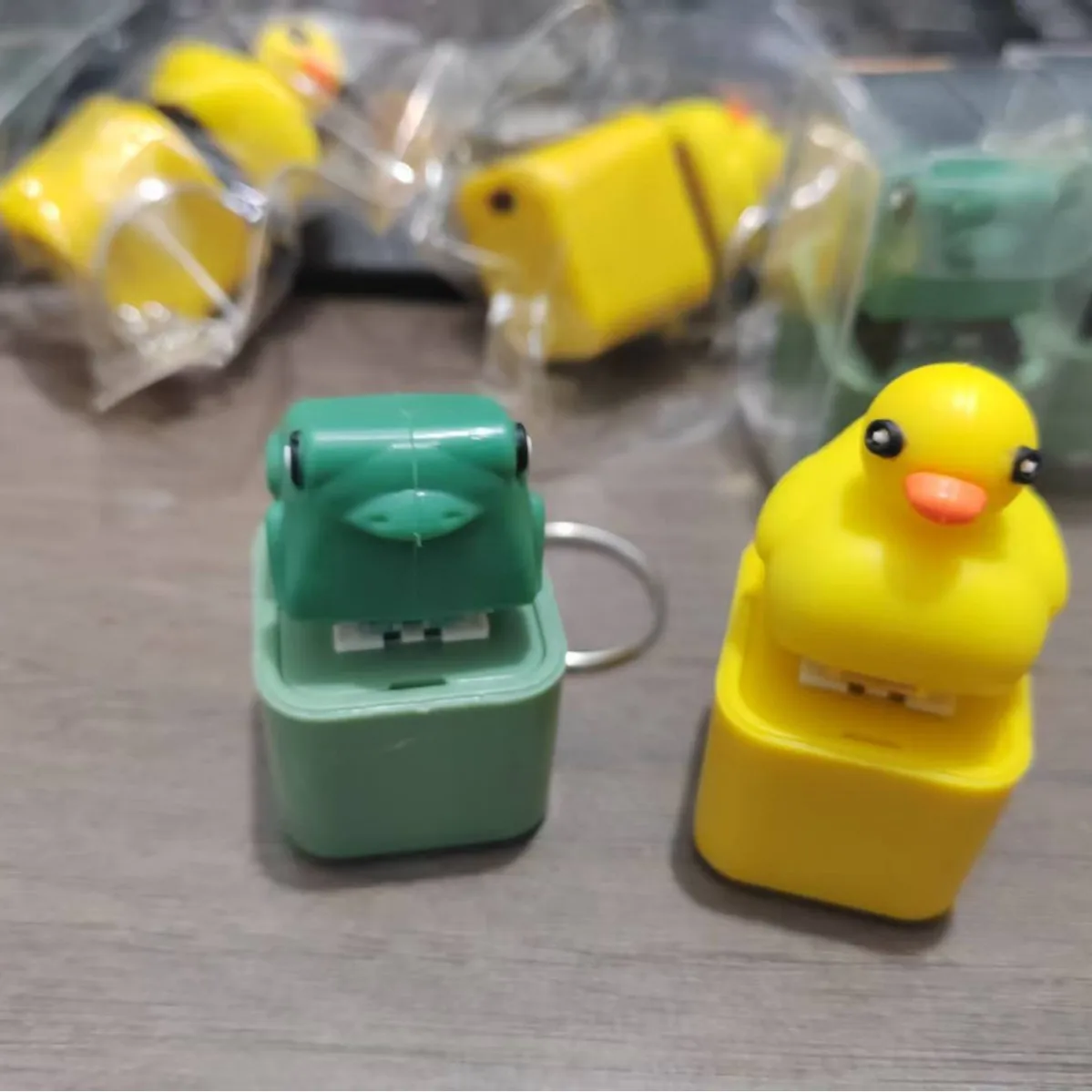 ZAKOL 2 Styles Funny Yellow Duck Frog Sound Keyring Pocket Tactile Stress Relief Accessory Bag Charm Key Ring Accessories Gift