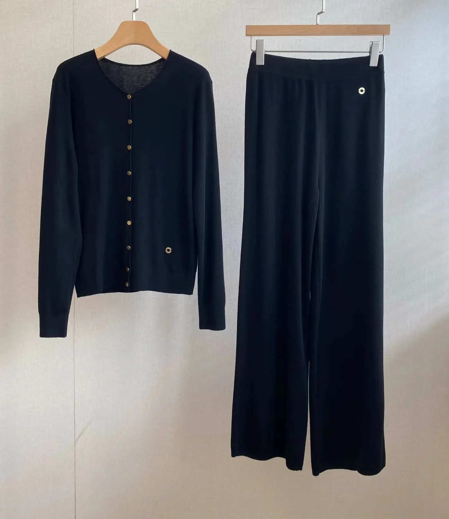 Ensemble tricoté 2 pièces pour femme style Old Money : Cardigan boutonné à col en V et pantalon ample décontracté, ensemble loungewear assorti