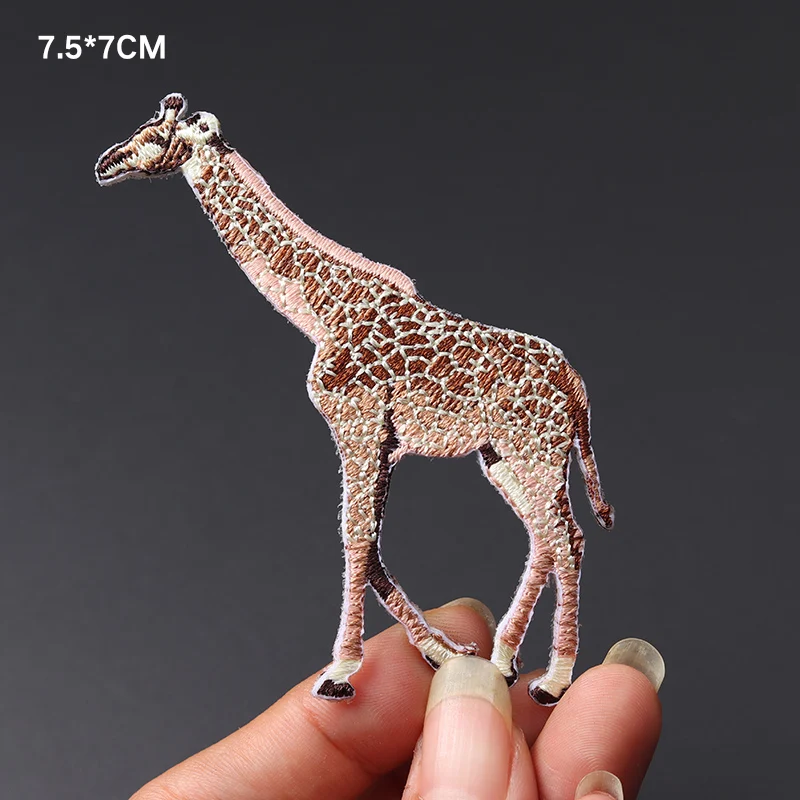 Cute animal giraffe size: 7.5x7cm Patches badge Iron On Coat Eagle Embroidery Children\'s birthday gift clothing decoration