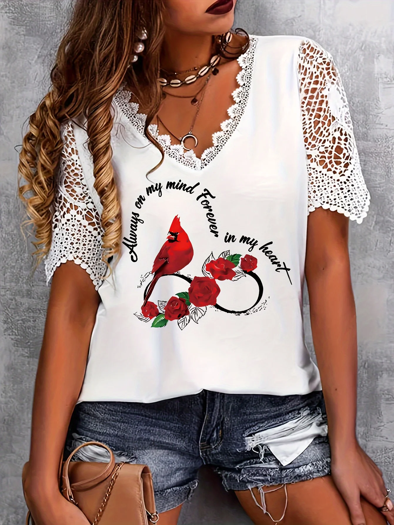 Plus-size bird and floral print contrast lace tee casual V-neck short-sleeved top for spring and summer women's plus-size wear