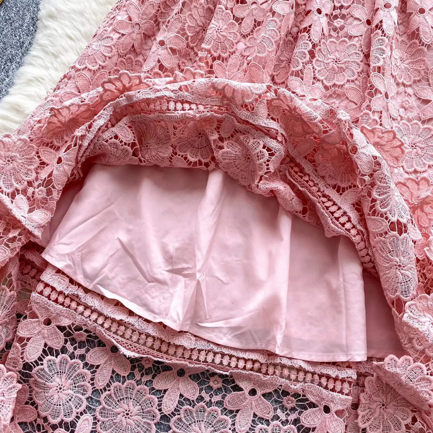 เดรสลูกไม้ฉลุลายดอกไม้สไตล์วินเทจเซ็กซี่ แขนสั้น ชิค เหมาะสำหรับใส่ไปเที่ยวทะเล ฤดูร้อน สไตล์แฟรี่คอร์ เสื้อผ้าผู้หญิงสำหรับวันหยุด