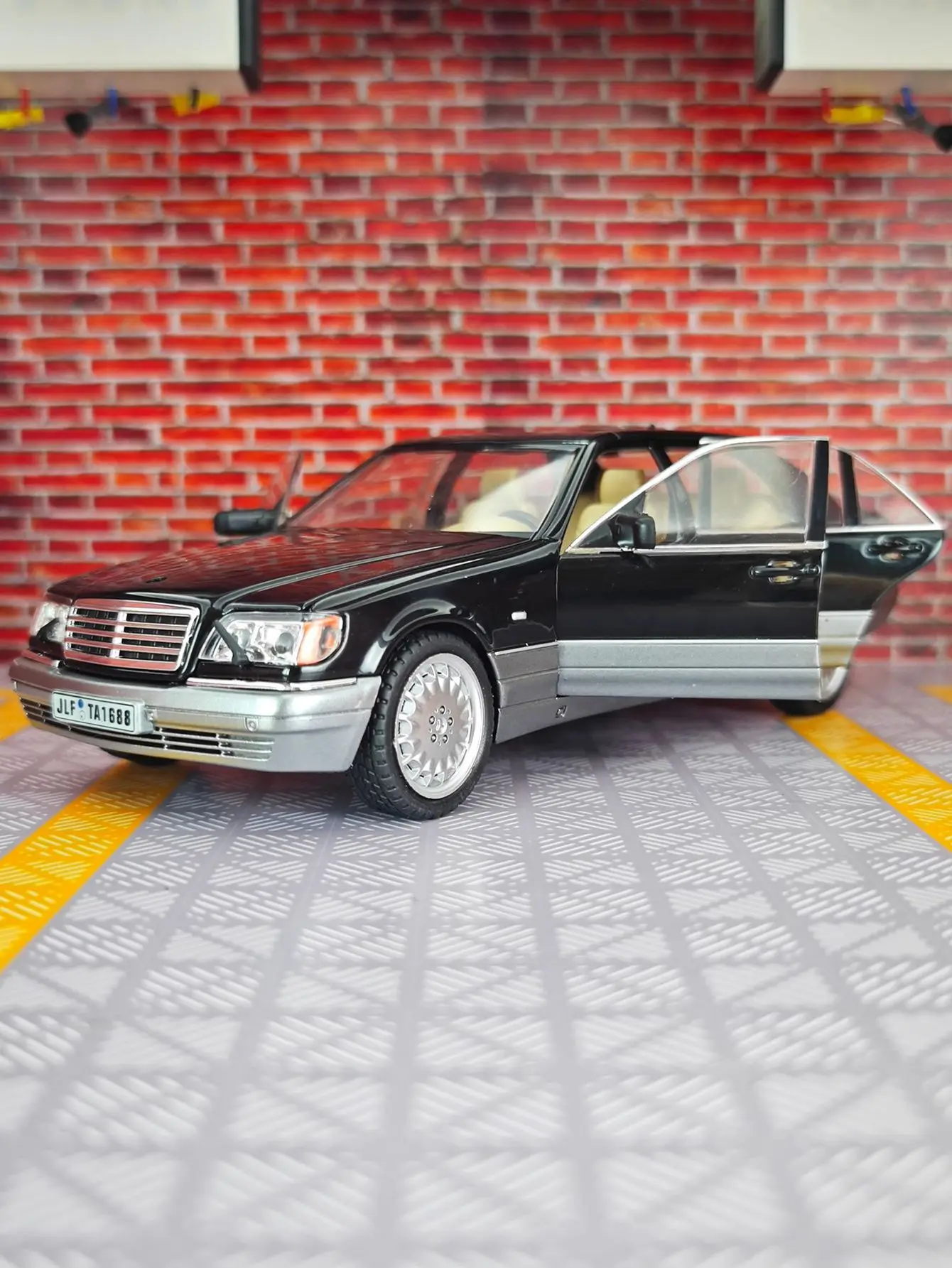 1:24 Mercedes Benz W140 S320 modello di auto in lega, porte e cofano possono essere aperti come regalo di compleanno per i bambini
