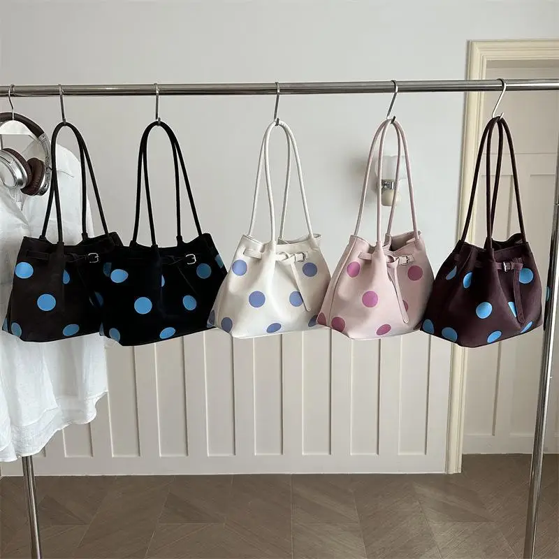 Gepunktete Schultertasche mit großer Kapazität und Schnallendesign für den täglichen Arbeitsweg und Einkauf. – Detail 4