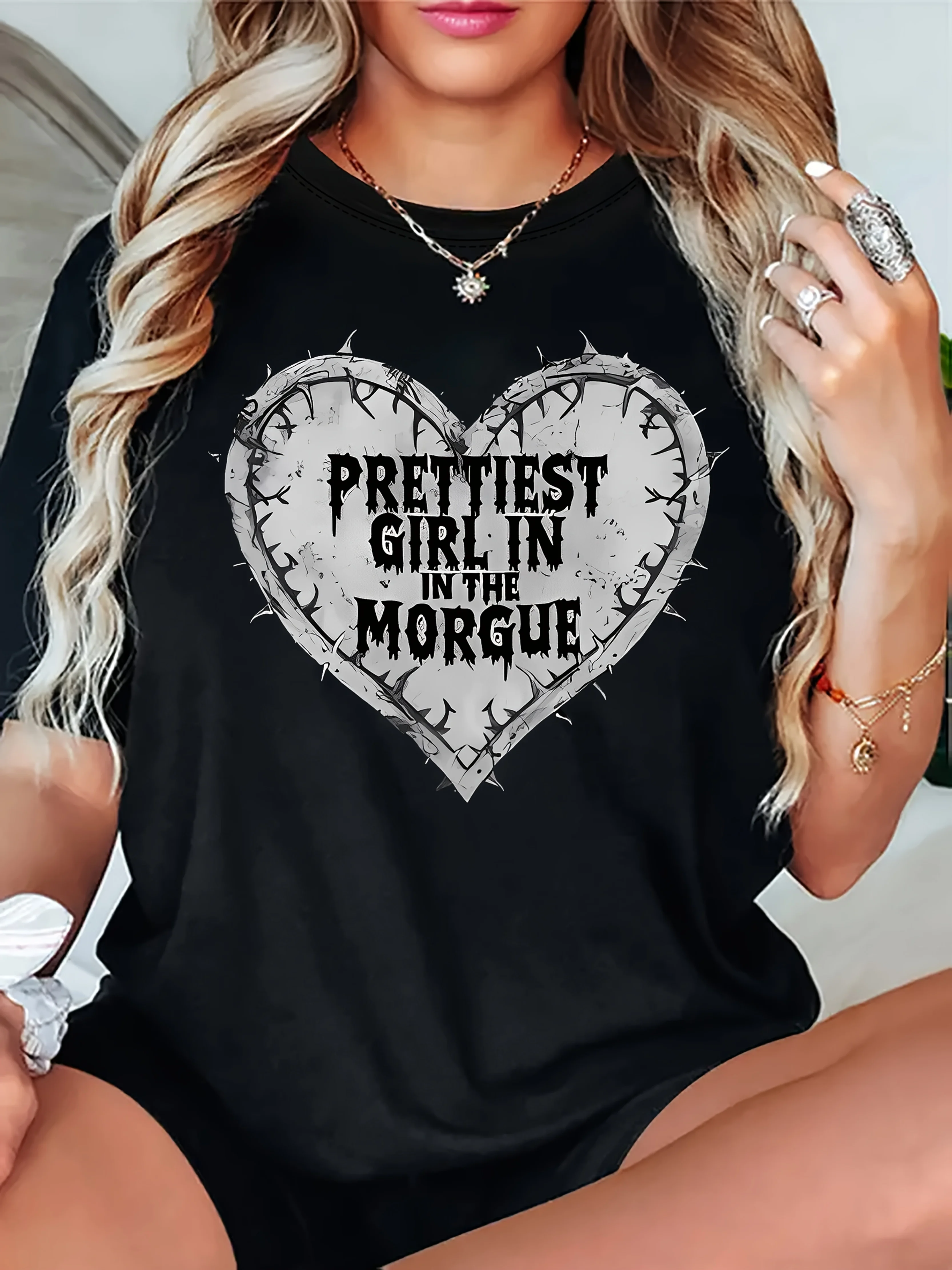

Women's Gothic Heart Print T-Shirt - Edgy "Prettiest in Morgue" Graphic Tee with Barbed Wire Design, Black Short Sleeve Crew
