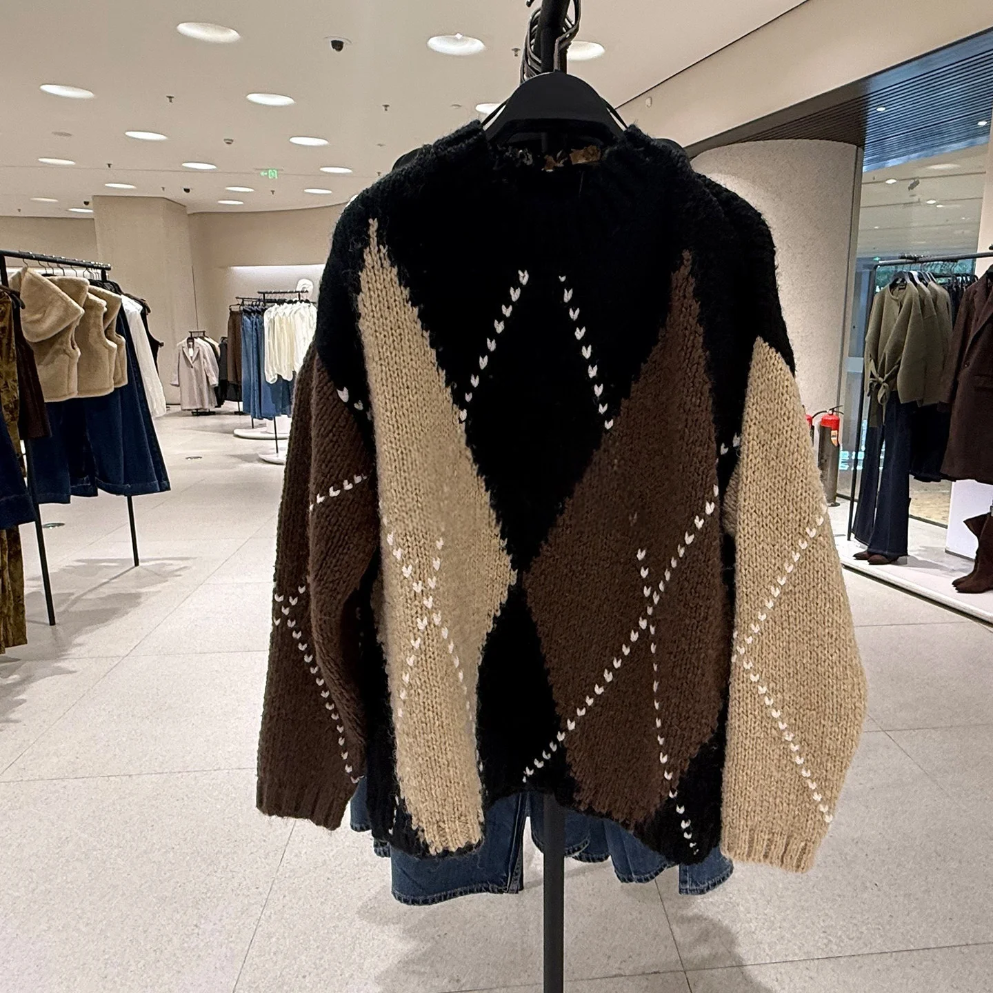 

Новый женский свитер 2026 года в европейском и американском стиле, модный, повседневный, с ромбовидным узором, вязаный