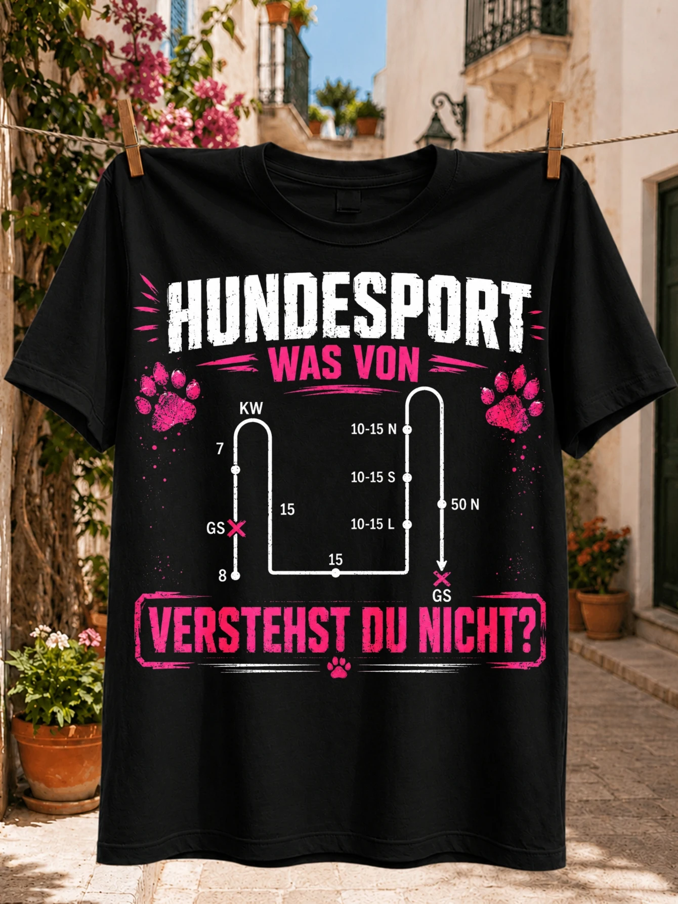 Camiseta Unisex con Diagrama del Circuito de Agilidad Alemana para Perros con Huellas Rosas y Diseño Desgastado
