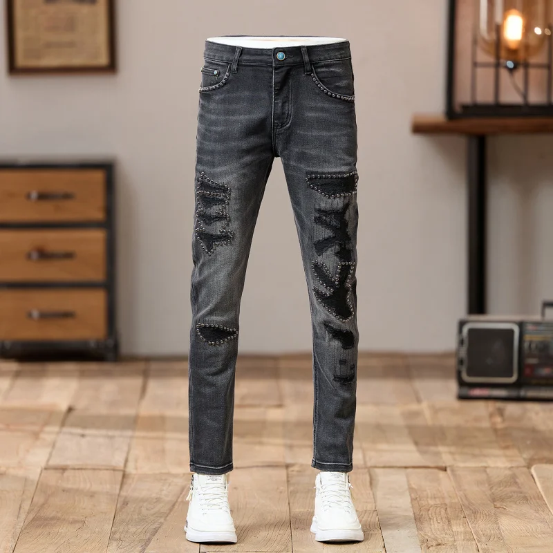 جينز شخصي بتصميم مزخرف لخرز الأظافر، رقع مثقوبة للرجال، مقاس نحيف عصري، سراويل رجالية صغيرة مستقيمة الساق في الشارع