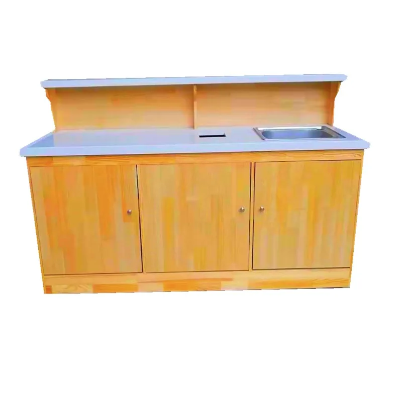 果物店の果物カットテーブル、カット＆ウォッシュテーブル、バーカウンター、カウンター操作台、新鮮なスーパーマーケットの果物と野菜