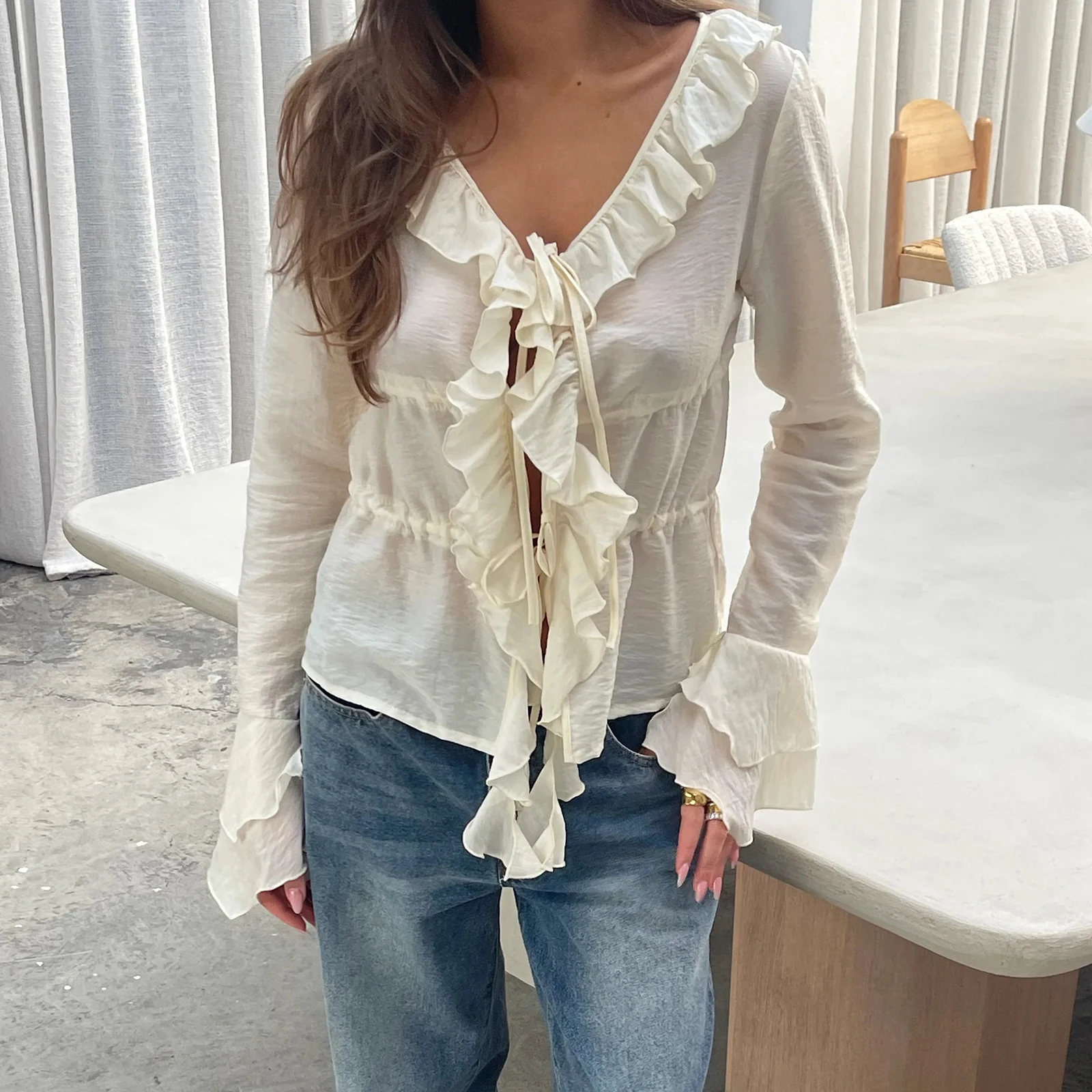 Elegante Damen-Bluse mit einfarbiger, fließender Vorderseite und Fliege, langärmlig, Rüschenbesatz, Hemd mit V-Ausschnitt und Schößchenbluse