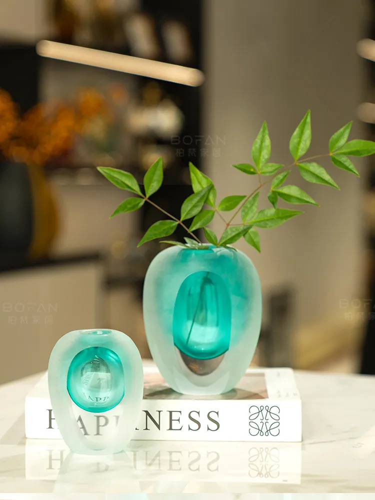 

* Modern light luxury model room living room coffee table dining table high-end desktop vase creative thickened glass aromathera